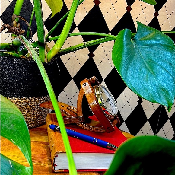 Vintage Wooden Desk Clock – Unique Wristwatch Design - Picture 10 of 12